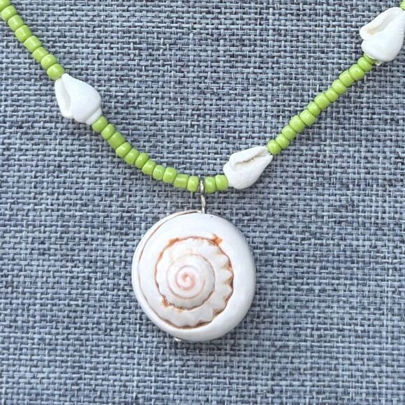 NWT New Urban Outfitters (OU) Shell & Green Beaded Necklace Ocean Seashell Beach - Picture 2 of 5
